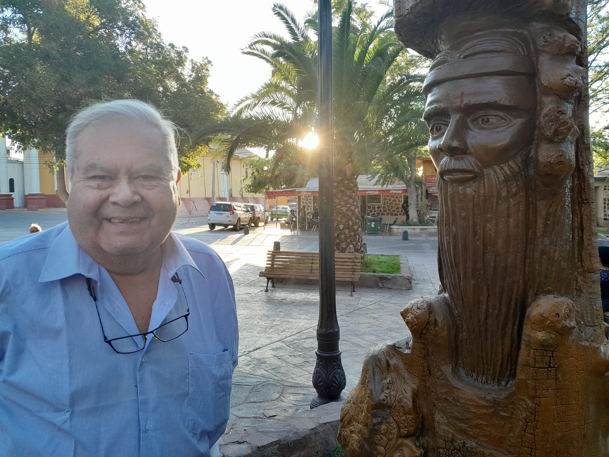 Rotarios y el escultor Renato Pacheco Tirado Lograron esculpir una leyenda Combarbalina El Indio Lá en el Tronco del Olmo Señorial km 0 de Combarbalá .