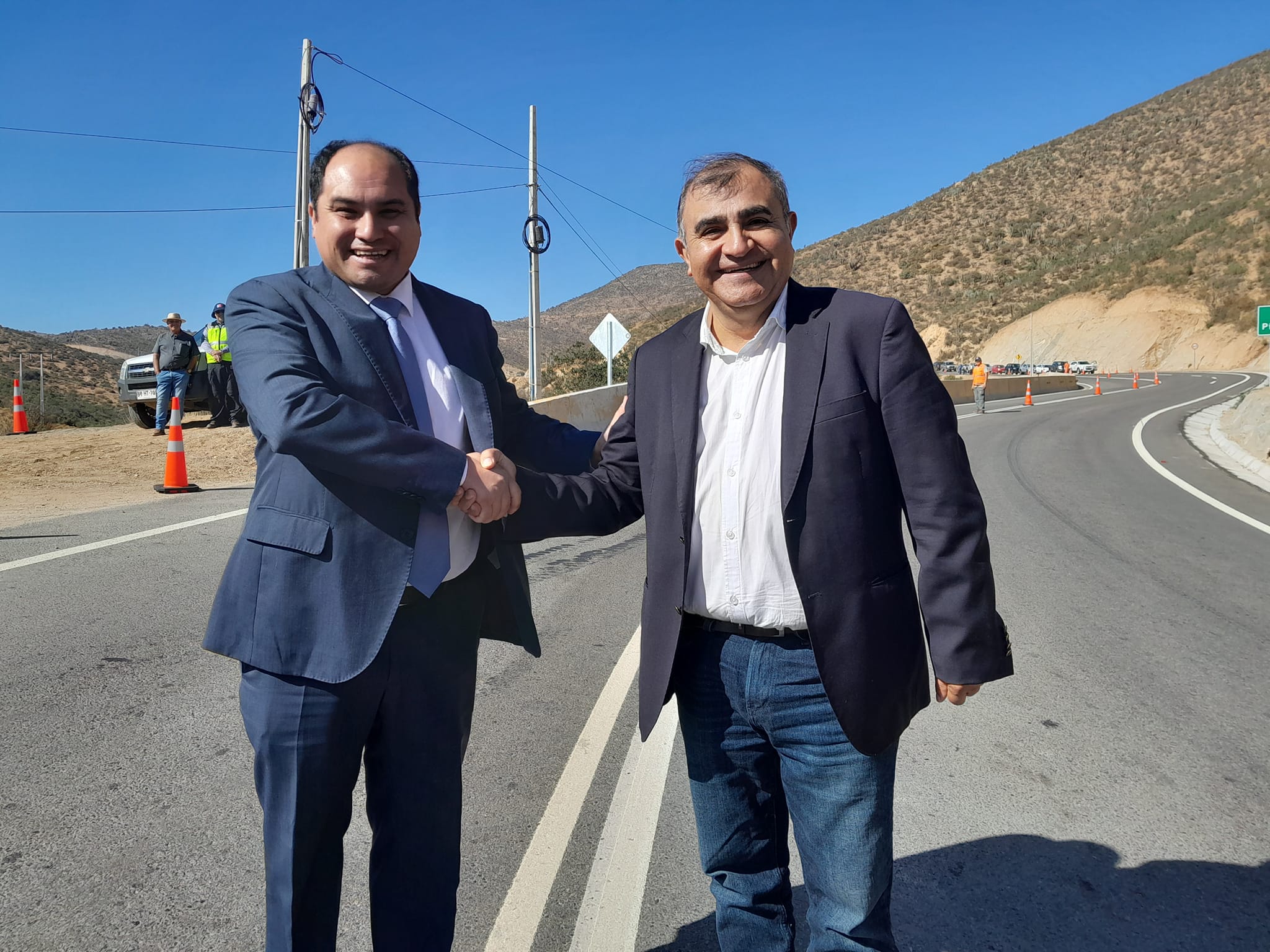 Dos alcaldes unidos lograron terminar la 3ra y la mas difícil de la Carretera Combarbalá a Punitaquí.  Pero castillo Díaz y Carlos Araya Bugueño recibieron la nueva Carretera 2023.